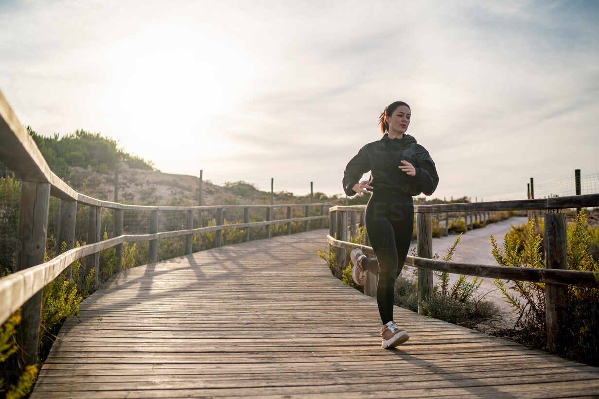 Young Woman in Sportswear Training Outdoors · Free Stock Photo