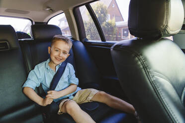 Im Auto sitzendes Mädchen, Sicherheitsgurt anlegen, lizenzfreies Stockfoto